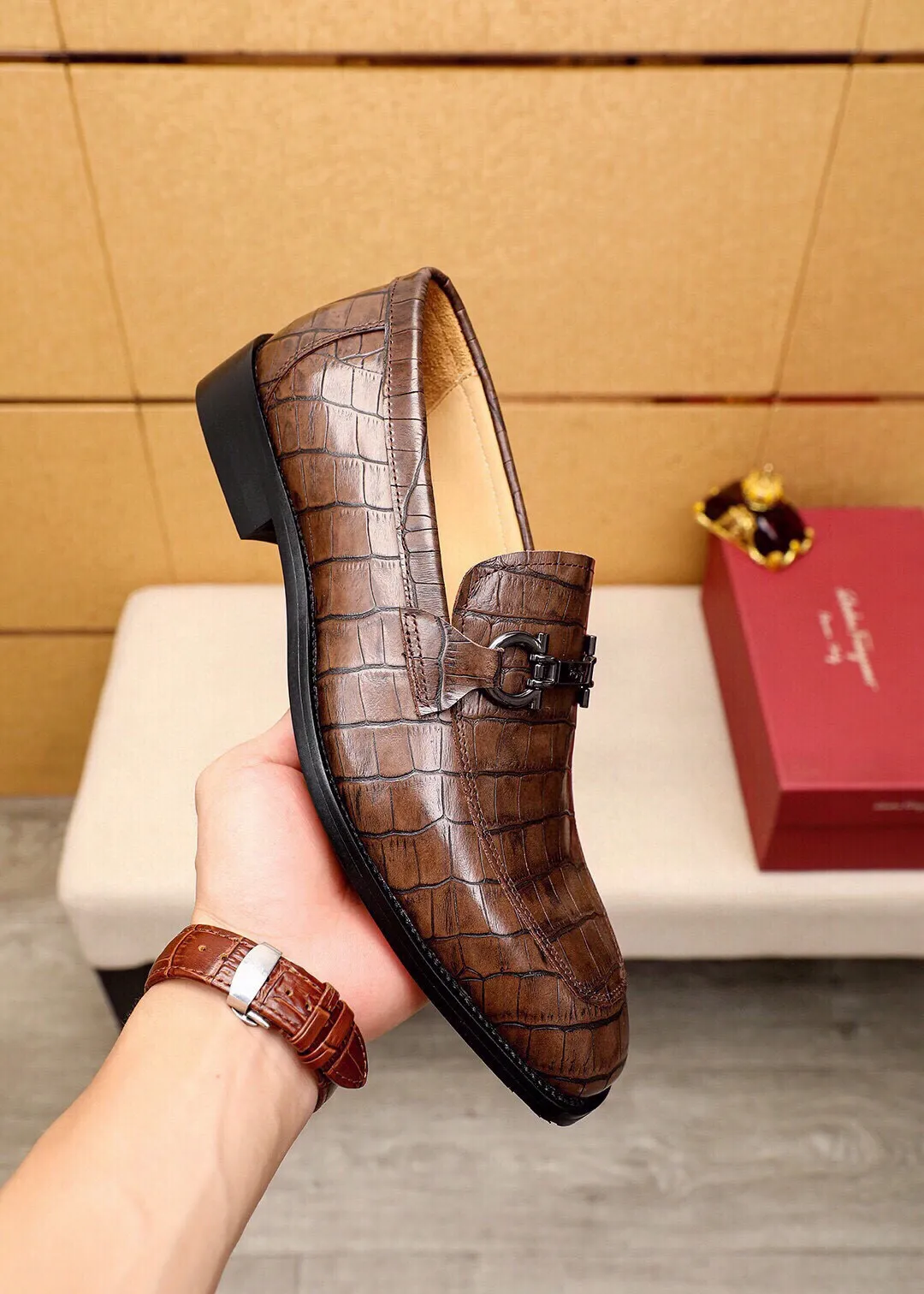 Men's shoes 💰460 💐 Product trademark: Ferragamo "Ferragamo" casual leather shoes Regular size: 38-44 (custom-made at 45.46.47🉑️) Product materials: Selected imported first-layer calfskin embossed upper + original hardware buckle, imported water-dyed cow leather lining. Strong three-dimensional visual effect, combined outsole Color: 2⃣️colors available